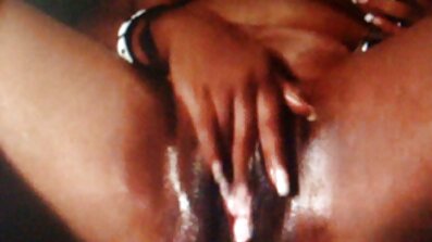 Um jovem pecador filmes porno caseiro brasileiro glamouroso com um rabo de cavalo é retratado em letra maiúscula encostado a uma parede