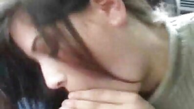 Linda com Peitões acaricia o pau e sexo caseiro brasileiro senta nele de cima