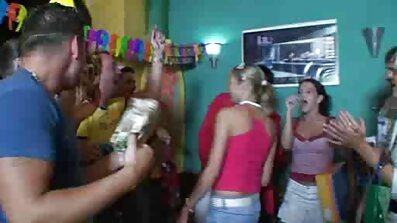 Um homem prepara sua porno caseiro brasileiro amador esposa para um beijo na Bunda, expandindo seu ânus todos os dias