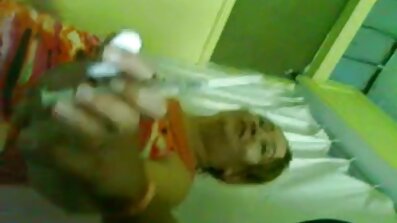 Um homem negro empurra sua governanta na boca de um mulato. vídeo pornô brasileiro caseiro