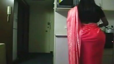 Pare de videos caseiros nacionais lamber as vaginas de duas lésbicas em miniatura com seu pênis excitado
