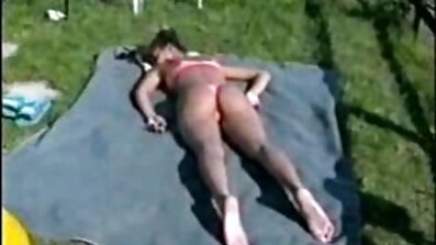 Um homem negro com um pênis grande é filmes pornô caseiro brasileiro amarrado por trás a uma garota branca nua que estava de pé na frente dele com câncer.