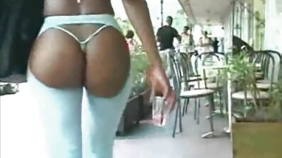A menina foi beijada em vídeo caseiro pornô brasileiro um lençol branco