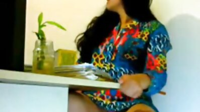 Um homem transa com uma jovem em um vídeo de sexo caseiro brasileiro quarto de hotel.