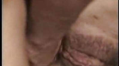 Uma nerd safada da Itália com tatuagens no corpo deu um boquete xxx brasileiro caseiro amador na frente de uma câmera de vídeo
