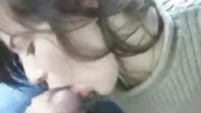 Uma mulher se masturbando na frente do marido e empurrando o pau dele para pono brasileiro caseiro dentro de uma vagina artificial.