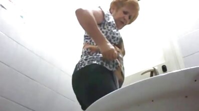 Uma garota molhada vai tomar banho no chuveiro e depois fazer sexo vaginal com a namorada. xvideos brasileira caseiro