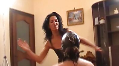 Um homem branco fode uma mulher negra com um beijo pornô caseiro com novinha brasileira na bochecha.