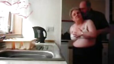 Dona de casa gordinha de xvídeos caseiro brasileiro espartilho não quer olhar para a câmera durante as filmagens de um vídeo pornô Amador
